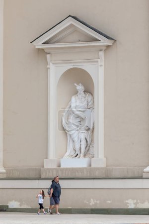 Téléchargez les photos : Vilnius, Lituanie 11 juillet 2023. La basilique cathédrale de St Stanislas et St Ladislas de Vilnius, grande statue - en image libre de droit