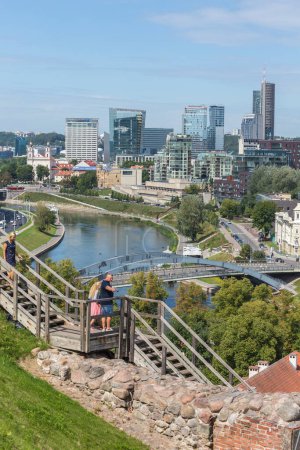 Téléchargez les photos : Vilnius, Lituanie 13 AOÛT 2023. Vue aérienne de la partie moderne d'affaires de la ville - en image libre de droit