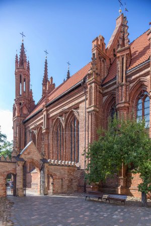 Photo pour Vilnius, Lituanie 13 AOÛT 2023. Église Sainte-Anne - image libre de droit