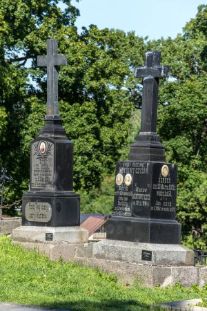 Foto de Vilna, Lituania 14 de agosto de 2023. El cementerio de Rossa en Vilna, dos cruces - Imagen libre de derechos