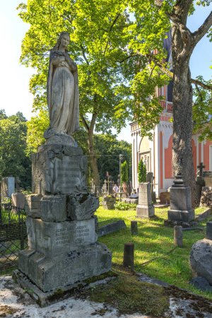 Foto de Vilna, Lituania 14 de agosto de 2023. El cementerio de Rossa en Vilna, tumba de estatua - Imagen libre de derechos