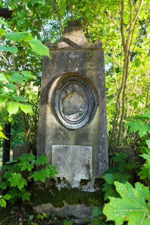 Foto de Vilna, Lituania 14 de agosto de 2023. Cementerio Bernardine. vieja tumba única - Imagen libre de derechos
