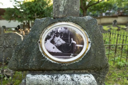 Foto de Vilna, Lituania 14 de agosto de 2023. Cementerio Bernardine. En la fotografía de tumbas. Detalle. - Imagen libre de derechos