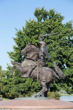 Foto de Kaunas, Lituania 16 de agosto de 2023. La Estatua Guerrera de la Libertad y el Árbol - Imagen libre de derechos