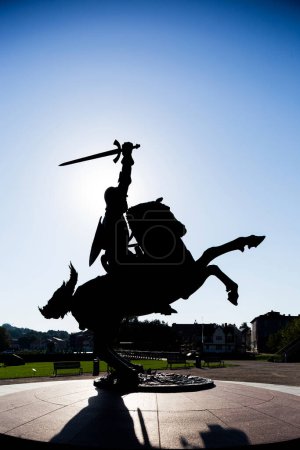 Téléchargez les photos : Kaunas, Lituanie 16 AOÛT 2023. La Statue Guerrier de la Liberté, contre le soleil - en image libre de droit
