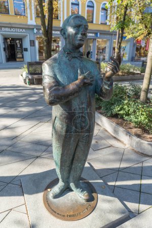 Foto de Kaunas, Lituania 16 de agosto de 2023. Estatua de Danielius Dolskis, cantante lituano - Imagen libre de derechos