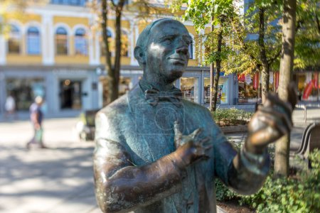 Téléchargez les photos : Kaunas, Lituanie 16 AOÛT 2023. Statue de Danielius Dolskis, chanteur lithuanien - en image libre de droit