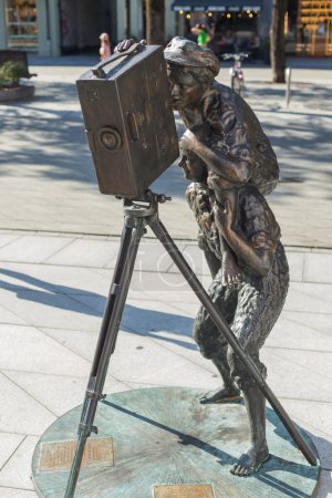 Téléchargez les photos : Kaunas, Lituanie 16 AOÛT 2023. Statue dans la rue dédiée au premier long métrage lithuanien Onytre Ir Jonelis - en image libre de droit