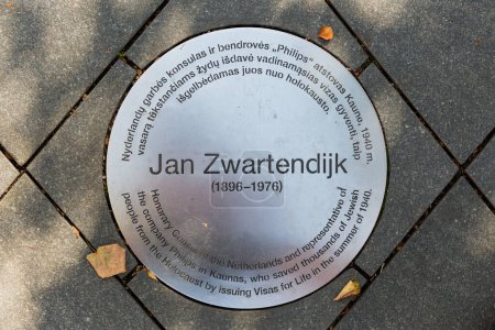 Téléchargez les photos : Kaunas, Lituanie 16 AOÛT 2023. Installation d'art en plein air en mémoire de Jan Zwartendijk, plaque d'information. - en image libre de droit