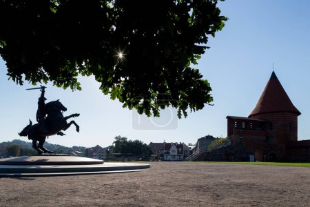 Foto de Kaunas, Lituania 16 de agosto de 2023. La Estatua Guerrera de la Libertad, contra el sol. Panorama - Imagen libre de derechos