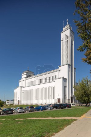 Téléchargez les photos : Kaunas, Lituanie 16 AOÛT 2023. Kaunas Basilique de la Résurrection de notre Seigneur Jésus-Christ, à l'extérieur de l'église - en image libre de droit