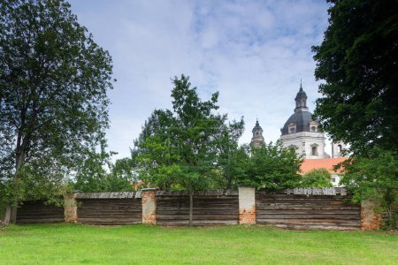 Téléchargez les photos : Kaunas, Lituanie 17 AOÛT 2023. Monastère de Pazaislis et l'église de la Visitation, derrière la clôture - en image libre de droit