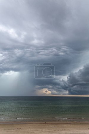 Foto de Península de Neringa, viene una fuerte tormenta. Lituania - Imagen libre de derechos
