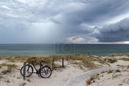 Foto de Península de Neringa, bicicleta sibgle. Lituania - Imagen libre de derechos