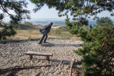 Foto de Nida, Neringa 19 de agosto de 2023. Lituania. Dunas de arena dorada y escultura de Jean-Paul Sartre - Imagen libre de derechos