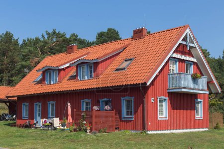Téléchargez les photos : Nida, Neringa 19 août 2023. Lituanie. Maisons baltes traditionnelles colorées à Nida se transformer en appartements et hôtels - en image libre de droit