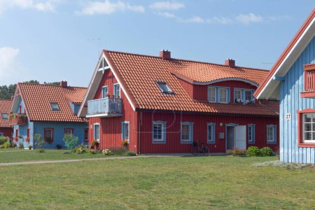 Foto de Nida, Neringa 19 de agosto de 2023. Lituania. Coloridas casas bálticas tradicionales en Nida se convierten en apartamentos y hoteles - Imagen libre de derechos