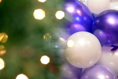Téléchargez les photos : Décoration de fête avec ballons bleus et blancs creux Bokeh. - en image libre de droit