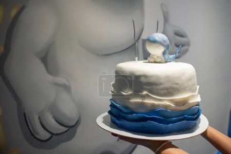 Téléchargez les photos : Gâteau avec cupcake d'anniversaire sur une assiette - en image libre de droit