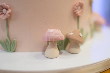 Téléchargez les photos : Un beau cliché d'un gâteau de mariage blanc et rose avec une bougie sur fond clair - en image libre de droit