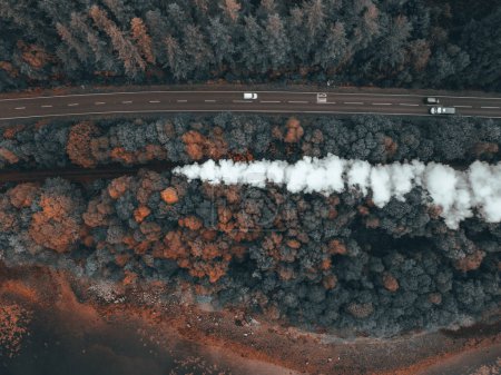 Téléchargez les photos : Vue aérienne d'un train à vapeur à l'automne - en image libre de droit