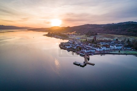 Téléchargez les photos : Inveraray a Loch Side Town en Écosse au coucher du soleil - en image libre de droit