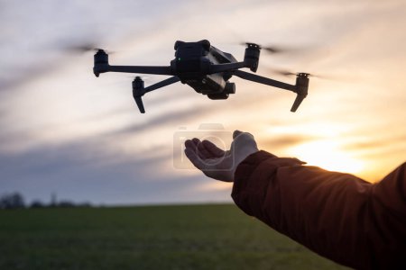 Foto de Piloto del dron controla el dron para despegar de la mano - Imagen libre de derechos