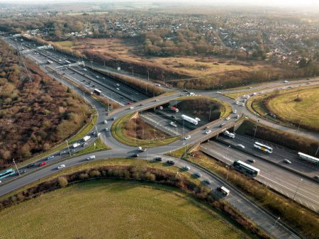 Téléchargez les photos : Vue Aérienne à La Jonction De L'autoroute M25 Du Royaume-Uni à L'heure De Rush - en image libre de droit