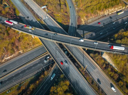 Téléchargez les photos : Véhicules circulant le long d'un échangeur d'autoroute occupé au Royaume-Uni Vue Aérienne - en image libre de droit