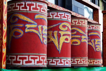 Foto de Tibetan rotatable cylindrical structure, closup of photo - Imagen libre de derechos