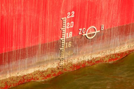 Téléchargez les photos : Gros plan de la ligne de flottaison marquée sur le navire - en image libre de droit