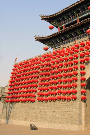 Téléchargez les photos : Red lanterns on the wall, closeup of photo - en image libre de droit