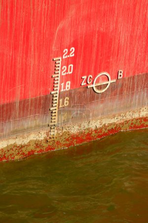Téléchargez les photos : Gros plan de la ligne de flottaison marquée sur le navire - en image libre de droit