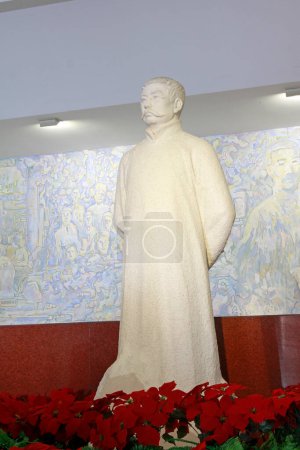 Téléchargez les photos : LETING COUNTY - MARCH 9: Li dazhao sculpture in the li dazhao memorial hall, on march 9, 2014, Leting county, hebei province, China. - en image libre de droit
