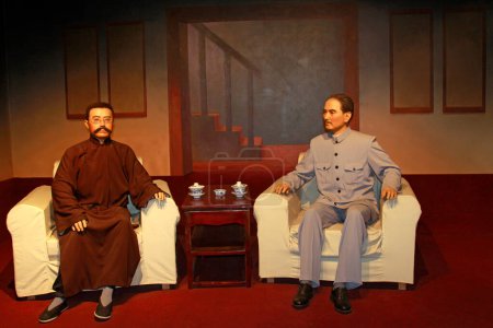Téléchargez les photos : LETING COUNTY - MARCH 9: Li dazhao and sun yat-sen's wax figure in the li dazhao memorial hall, on march 9, 2014, Leting county, hebei province, China. - en image libre de droit