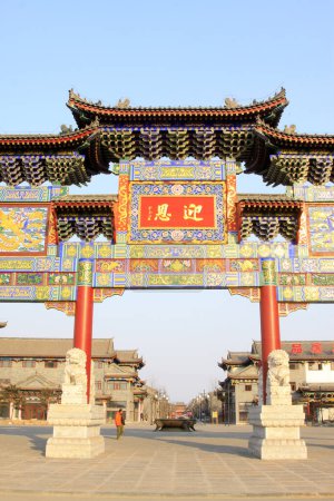 Foto de LUAN COUNTY - MARCH 9: Traditional Chinese style large arch, in the ancient Luanzhou city, on march 9, 2014, Luan county, hebei province, China. - Imagen libre de derechos