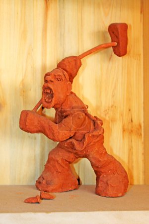 Foto de Clay figurine works by hand in a shop - Imagen libre de derechos