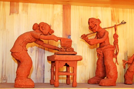 Téléchargez les photos : Clay figurine works by hand in a shop - en image libre de droit