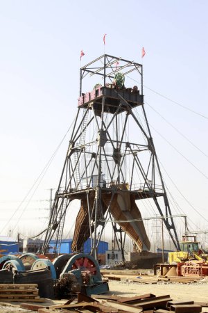 Foto de MACHENG - March 13: Drilling derrick in MaCheng iron mine on march 13, 2014, Luannan County, Hebei Province, Chin - Imagen libre de derechos