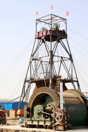 Téléchargez les photos : MACHENG - March 13: Drilling derrick in MaCheng iron mine on march 13, 2014, Luannan County, Hebei Province, Chin - en image libre de droit