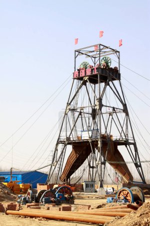 Téléchargez les photos : MACHENG - March 13: Drilling derrick in MaCheng iron mine on march 13, 2014, Luannan County, Hebei Province, Chin - en image libre de droit