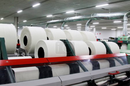 Foto de LUANNAN - MARCH 13: Cotton yarn production line in a spinning production company, March 13, 2013, Luannan County, Hebei Province, china - Imagen libre de derechos