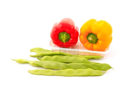 Téléchargez les photos : Fresh green pepper and beans on a clean white background - en image libre de droit