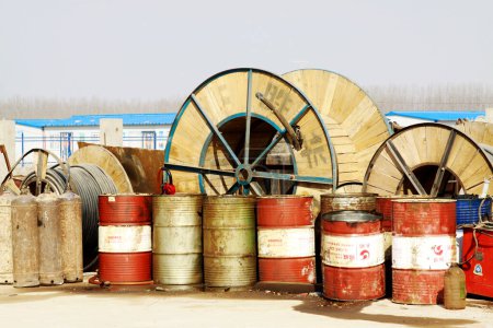 Téléchargez les photos : MACHENG - March 13: Oil drums and electric power equipment on construction sites in MaCheng iron mine on march 13, 2014, Luannan County, Hebei Province, Chin - en image libre de droit
