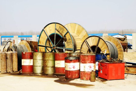 Téléchargez les photos : MACHENG - March 13: Oil drums and electric power equipment on construction sites in MaCheng iron mine on march 13, 2014, Luannan County, Hebei Province, Chin - en image libre de droit