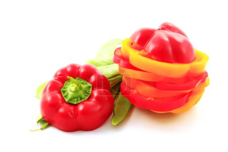 Téléchargez les photos : Chopped color pepper and beans on white background - en image libre de droit