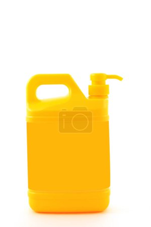 Téléchargez les photos : Orange plastic bottles on white background, closeup of photo - en image libre de droit