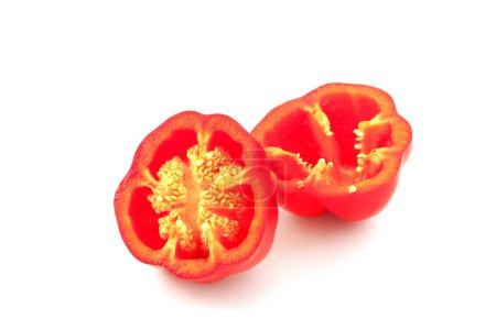 Téléchargez les photos : Fresh red pepper on a clean white background - en image libre de droit