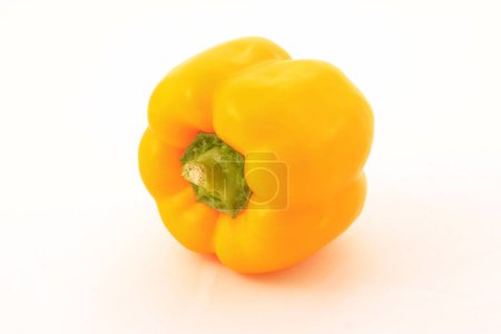 Téléchargez les photos : Fresh yellow pepper on a clean white background - en image libre de droit
