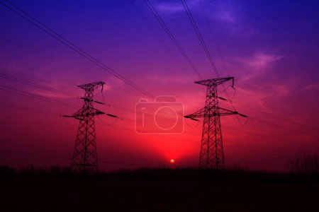 Foto de Electric tower in the evening sky, power transmission facilities - Imagen libre de derechos